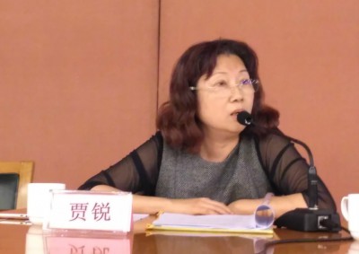 2017年3月23日，会议特邀专家代表贾锐，在“铝型材行业环保政策宣讲会”上向参会企业代表解释目前的环保形势，以及处理危废问题的有关注意事项和措施。
