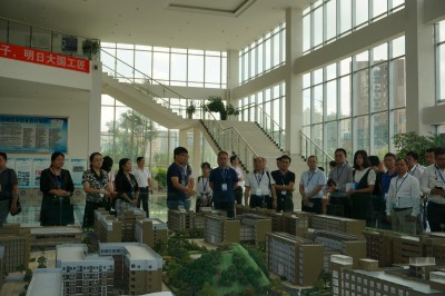 2017年8月25-27日，2017铝产业高峰论坛在贵州清镇召开。主办方组织企业代表参观贵州装备制造职业学院。